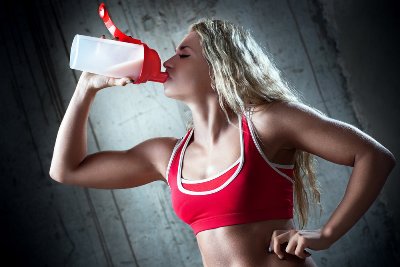 спортивное питание - девушка с белковым коктейлем