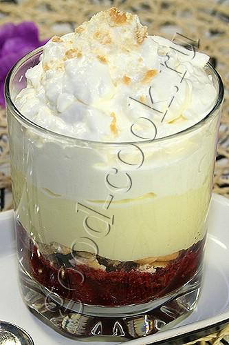 клубничный десерт с кремом и сливками