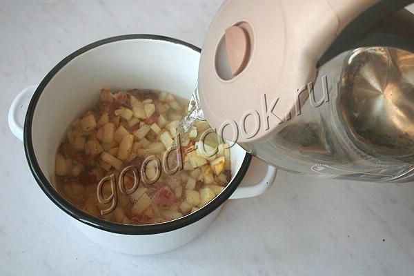 суп из гороховых хлопьев и картофеля с беконом