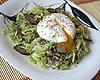 капустный салат с куриной печенью и яйцом-пашот