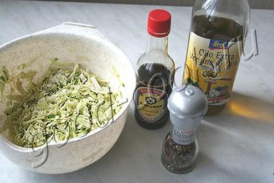 огуречно-капустный салат с соевым соусом