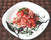 салат из копченого лосося с помидорами и луком