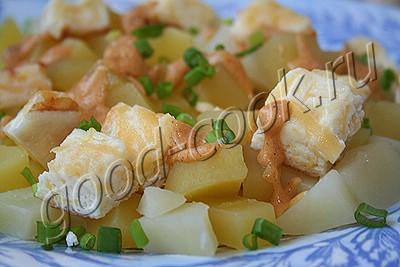 горячий картофельный салат с сырным омлетом