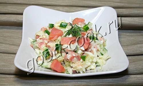 салат с копчёным лососем, рисом и огурцом