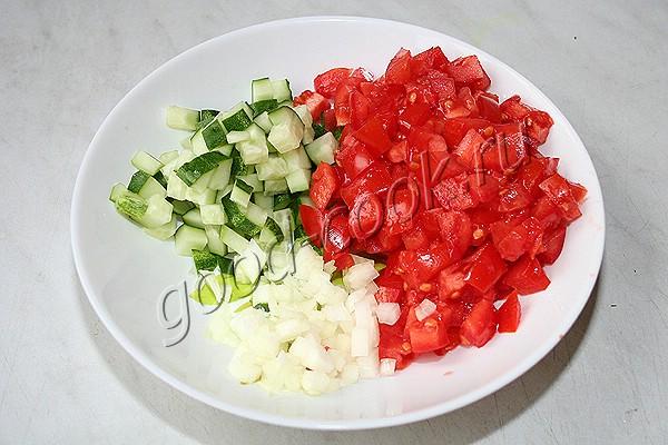 баклажановый салат с огурцами и помидорами