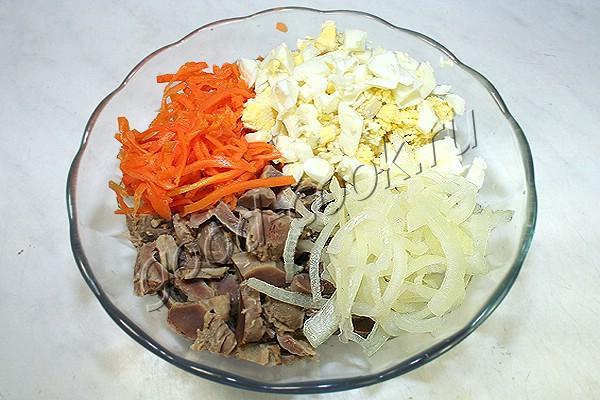 острый салат с корейской морковкой и куриными желудками