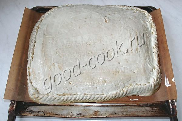 дрожжевой пирог с луком и яйцами