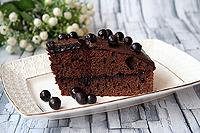 шоколадный торт с чёрной смородиной