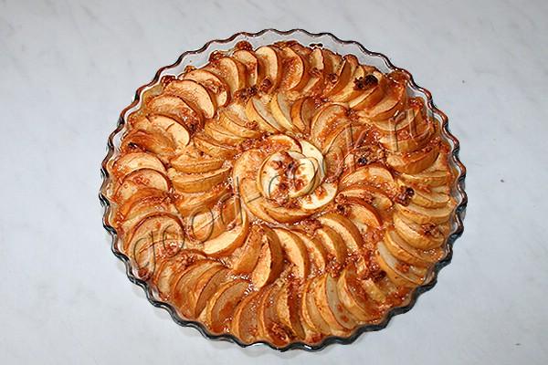 яблочный пирог с конфетами "Коровка"