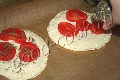 пряные лепешки с помидорами