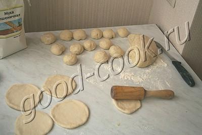 пирожки с картофельным пюре, луком и беконом