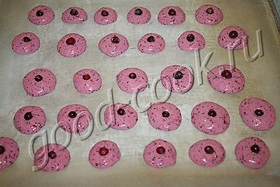 розовое бисквитное печенье с клюквой