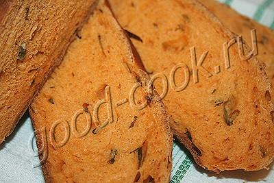 оранжевый хлеб с зеленым луком