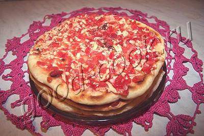 сборный пирог-лепёшечник с помидорами, луком и сыром