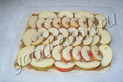 слоеный пирог с яблоками и миндальным кремом