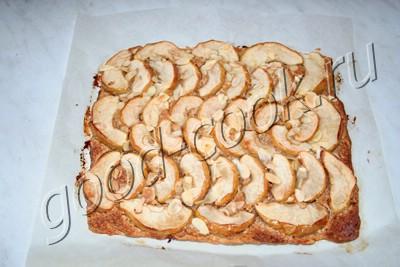 слоеный пирог с яблоками и миндальным кремом
