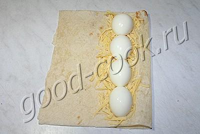 лаваш, запеченный с сыром и яйцами