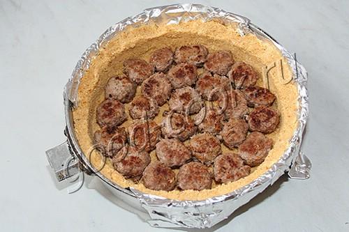 пирог с фрикадельками на галетной основе