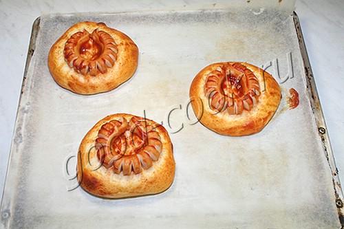 круглые пирожки с сосисками