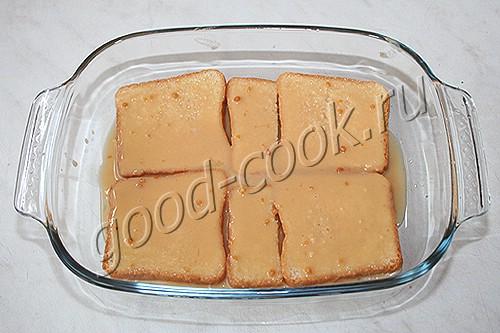 хлебный пудинг с соусом и арахисом