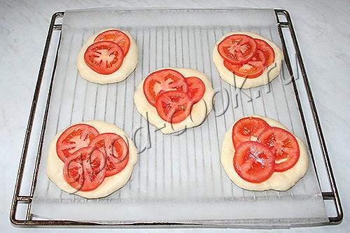 лепешки с помидорами и маринованным луком