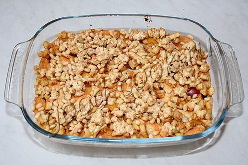 пирог с персиками и хрустящим ореховым верхом