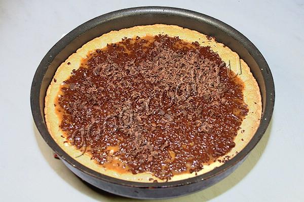 песочный пирог с ирисками и шоколадом