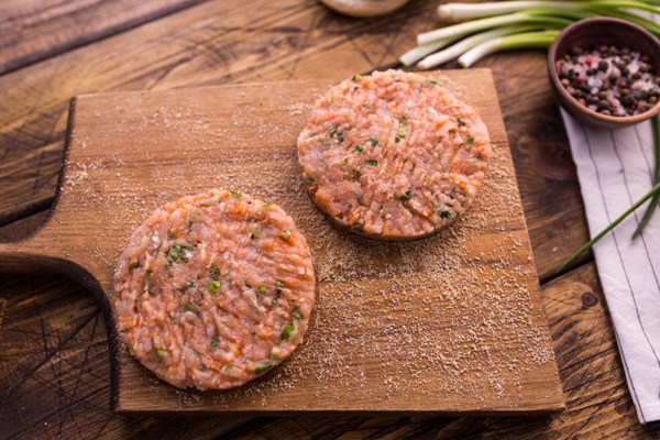 Бургер с куриным фаршем и сырным соусом