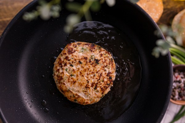 Бургер с куриным фаршем и сырным соусом