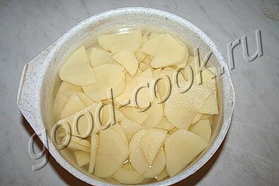 картофель дольками, запеченный с беконом