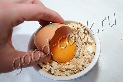 язык в сметанном соусе, запеченный под яйцом