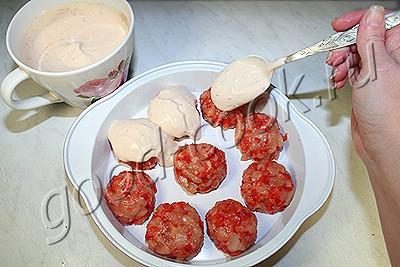 рубленные куриные фрикадельки в сметанном соусе