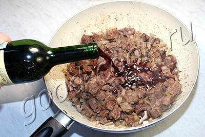 говядина тушеная в вине со сливками