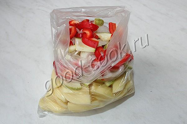 картофель, запечённый с овощами и соевым соусом