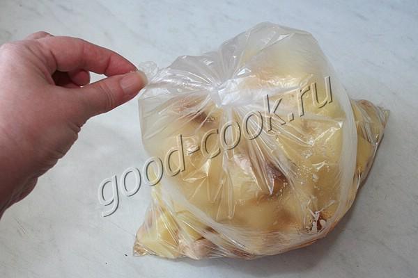 картофель запеченный с грибами и луком
