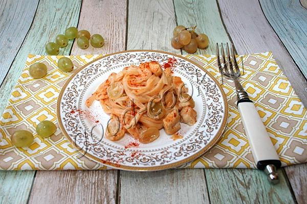 спагетти в сливочном соусе с курицей и виноградом
