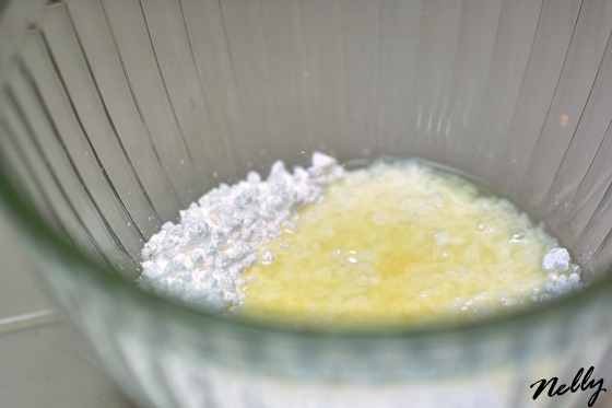 Рецептов глазури множество, мне проще всего делать из сахарной пудры и лимонного/апельсинового сока...