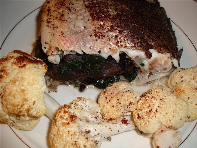 Угощайтесь, девочки, рыбкой