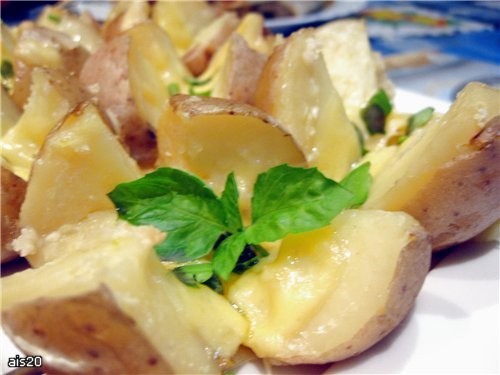 Чесночная картошечка, запеченная под сыром