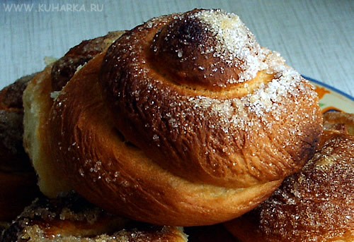 Кухарка соблазняет своими булочками. Кухарка соблазняет своими булочками.