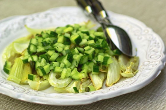 Запеченный фенхель облодает слегка сладковатым вкусом, по-прежнему ароматен, но это уже не такой ре...