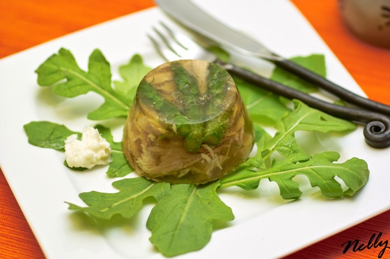 Во-первых, Настя научила меня варить заливное из курицы