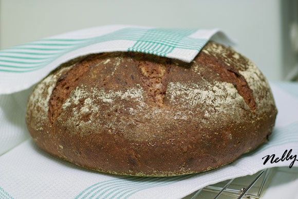Ржаной хлеб на закваске с инжиром и орехами
