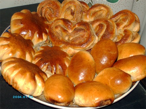 Кухарка соблазняет своими булочками. Кухарка соблазняет своими булочками.