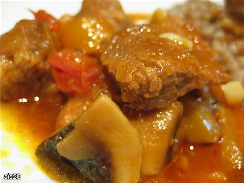 Тушеная свинина с грибами и перцем