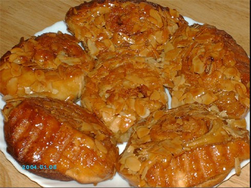 Кухарка соблазняет своими булочками. Кухарка соблазняет своими булочками.