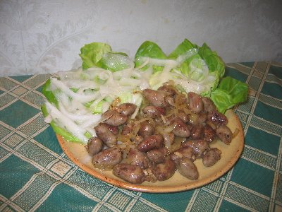 Куриные сердечки, жаренные с луком На "капельке" масла обжариваем куриные сердечки до появления кор...