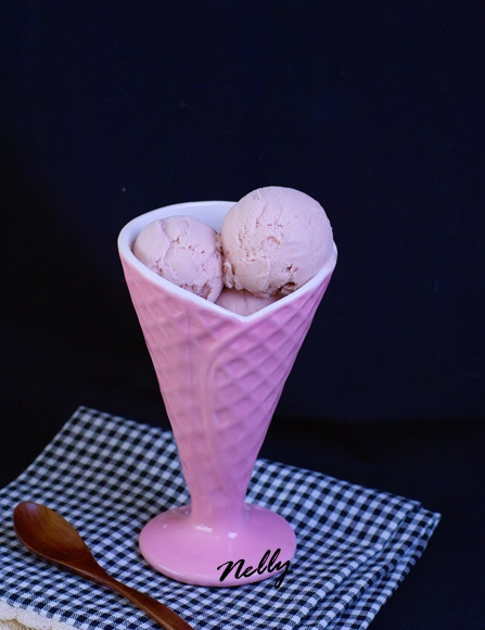 Мороженое с клубникой и ревенем