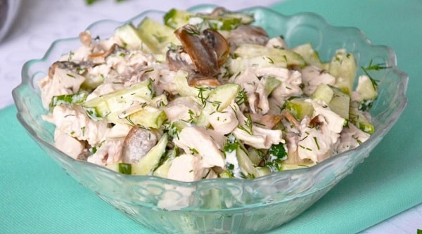 салат с курицей, грибами и огурцами