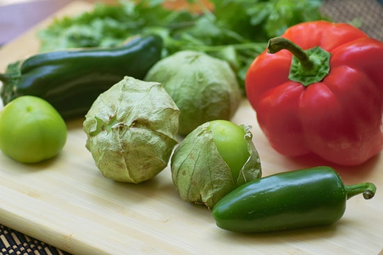 Легкий и ароматный соус к мясу курицы, рыбе или овощным блюдам Салса из запеченных томатилло Ингред... - 2